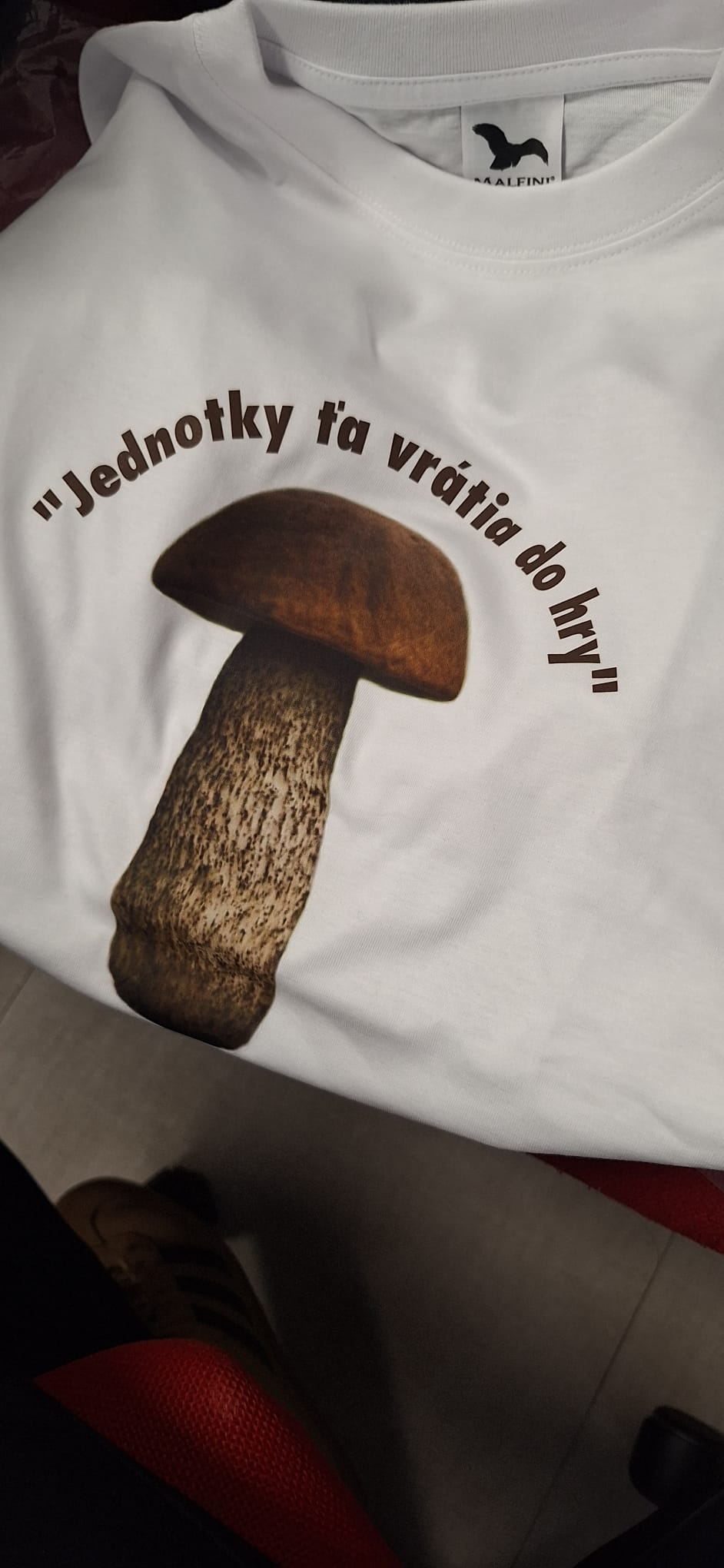 Model v tričku Jednotky ťa vrátia do hry